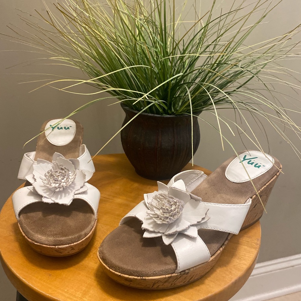 YUU Renny White Floral Wedges